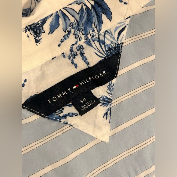 Tommy Hilfiger Blue and White Casual Button Down Shirt Size Small - Picture 5 of 6